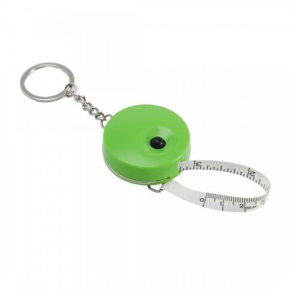 Ett grönt rullmåttband med nyckelring på.