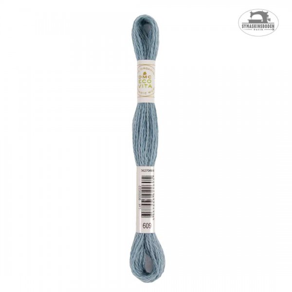 Ett växtfärgat ullgarn för broderi med en isblå färg.