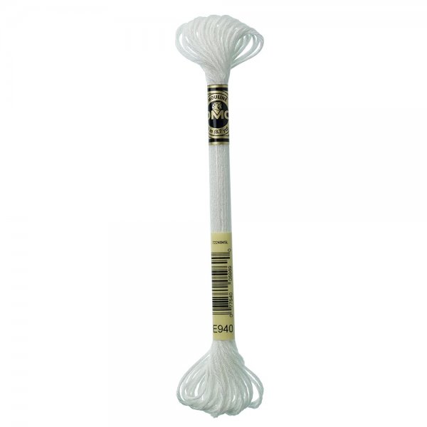 DMC Mouliné Light Effects E474, en vit docka med 8 meter 6-trådigt broderigarn som har fluorescerande och självlysande egenskape