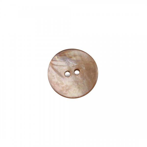 En beige knapp i pärlemo med diameter 13mm.