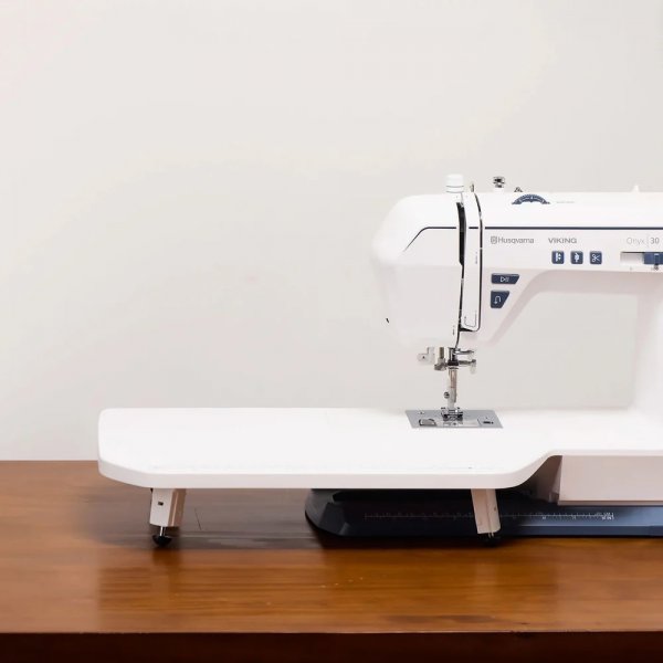 Förlängningsbord på en Husqvarna Onyx 30 på ett bord