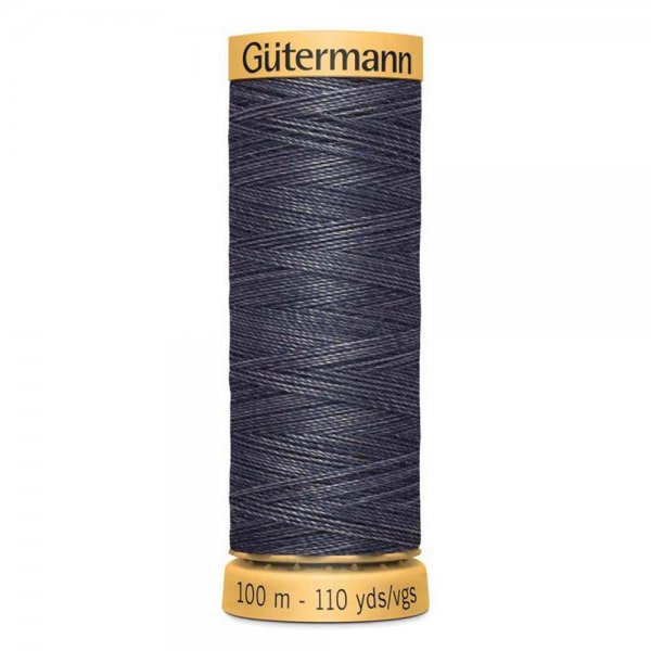 En melerad tråd som används vid reparation av hål i jeans.