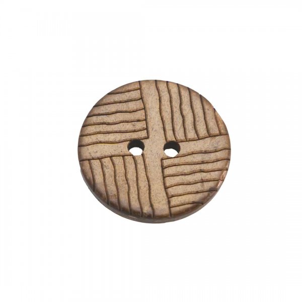Fin träknapp med graverat mönster.
