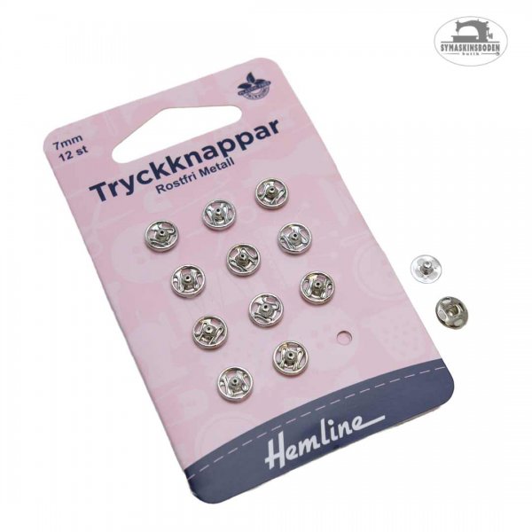 En rosa karta med silverfärgade tryckknappar på