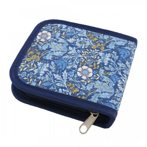 Ett blått etui med blå blommor och blad på.