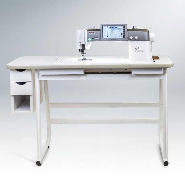 Janome Continental symaskin placerad i ett industrisybord