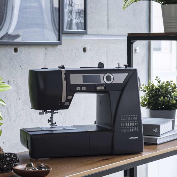 Grafit gråa symaskinen Janome SewLA med snygg minimalistisk design.