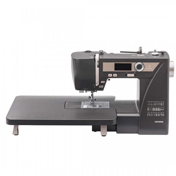 Grafitgrå elektronisk symaskin med sybord i matchande färg.