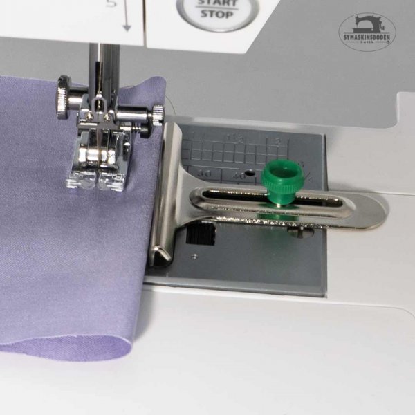 Tygguide som är monterad på en symaskin