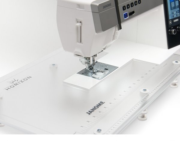 Janome Memory Craft 9480 QCP med ett sybord i plexiglas