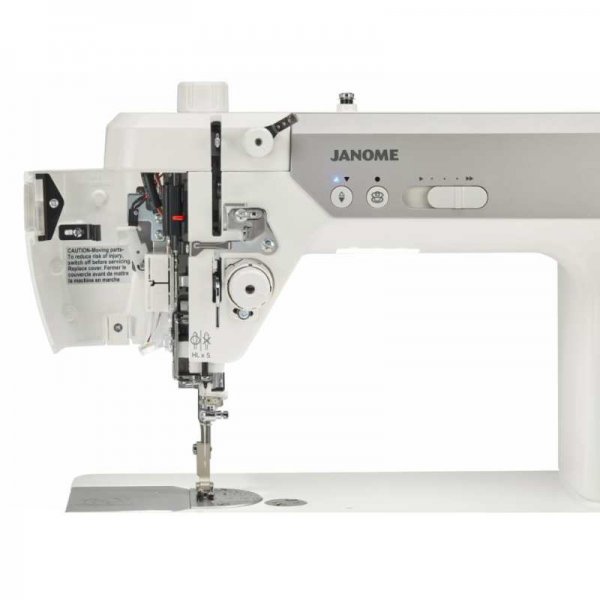 Närbild på Janome HD9 QCP med öppen sidokåpa för enkelt underhåll av nålmekaniken.