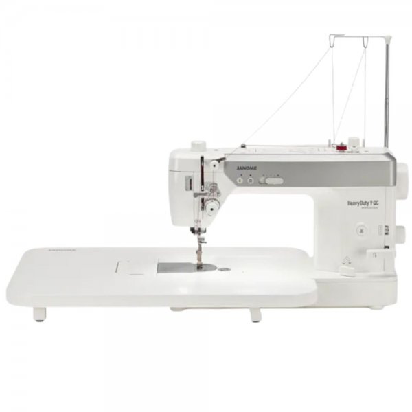 Janome Heavy Duty 9 QC Professional utrustad med ett stort, vitt förlängningsbord (sybord) som expanderar arbetsytan till vänste