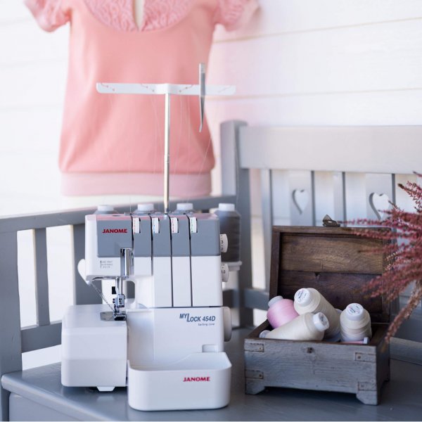 Janome MyLock 454D står på en soffa hemma