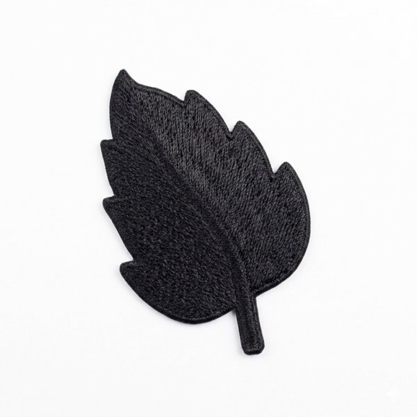 Ett svart broderat märke som kan användas för lagning och dekoration.