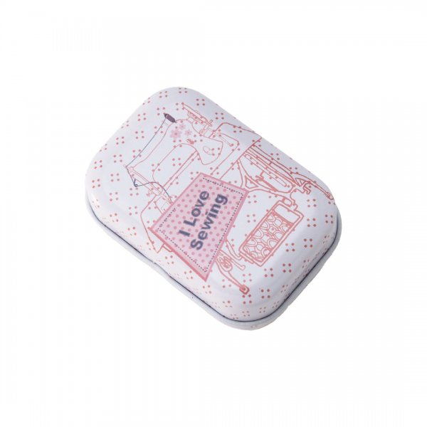 röd-liten-plåtburk-med-symaskin