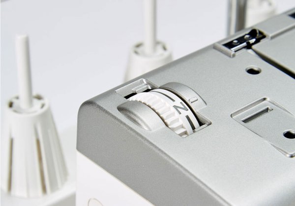 Justerbart pressarfotstryck på Janome Air Thread 2000D