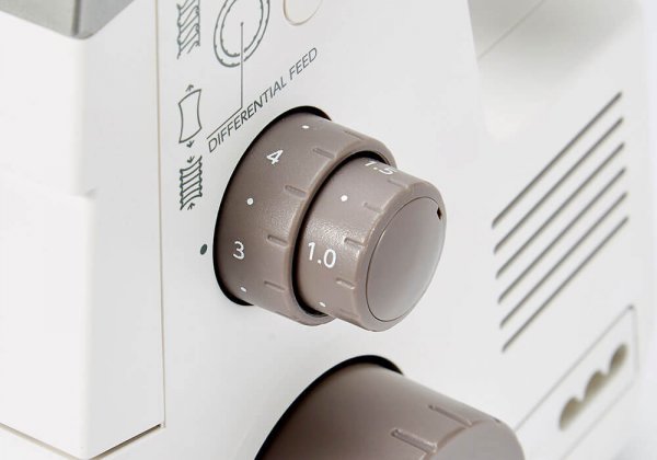 Justeringsreglage för stygnlängd och differentialmatning på Janome Air Thread 2000D