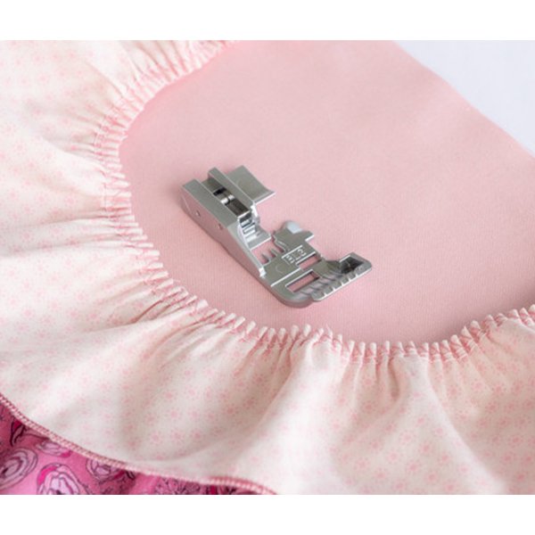 Babylock rynpressarfot ovanpå ett rynkat tyg