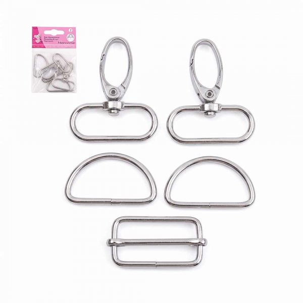 Ett kitt med 2 d-ringar, 2 karbinhakar och 1 reglerspänne i färgen silver.