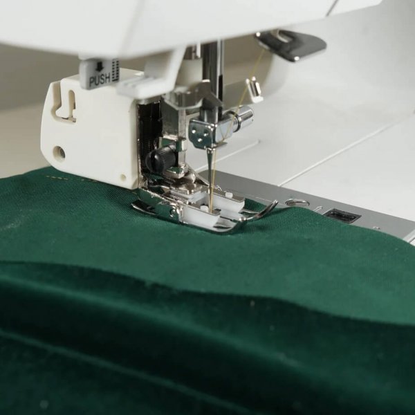 Övermatare monterad på symaskin Husqvarna Viking Onyx 30