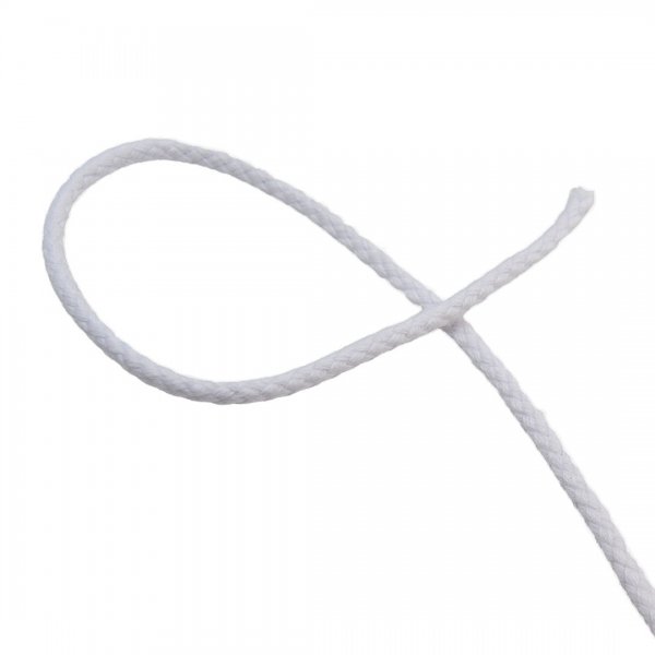 Ett vitt anorakssnöre i bomull som har tjockleken 4mm