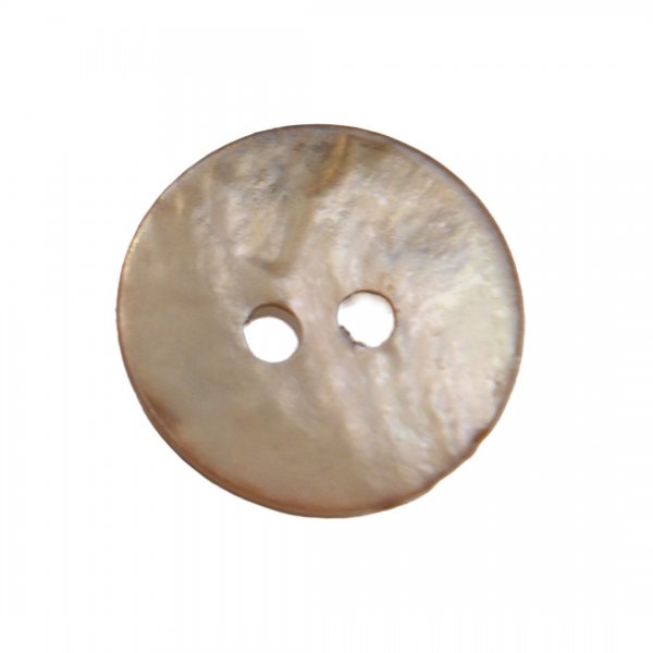 En varmt beige pärlemoknapp med diameter 18mm.