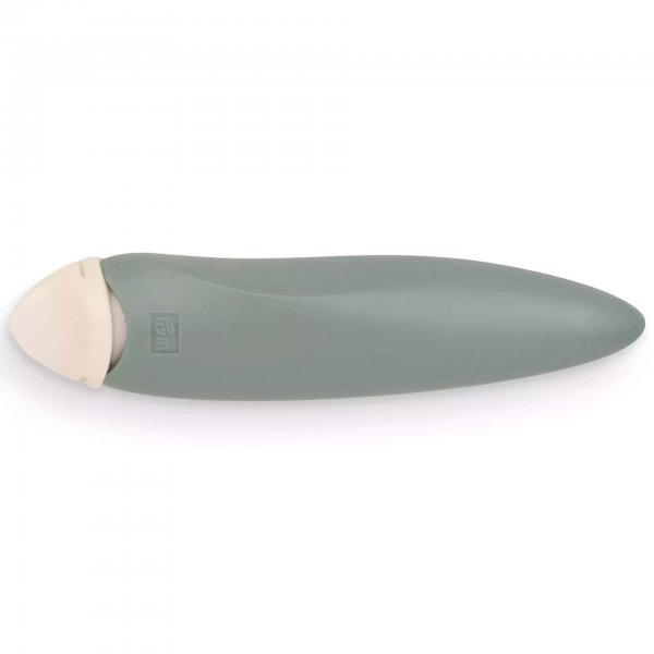 Horisontell produktbild av en 11 cm lång pennformad kritsporre från Prym.ergonomics i färgen Sage Leaf mot vit bakgrund. Enheten