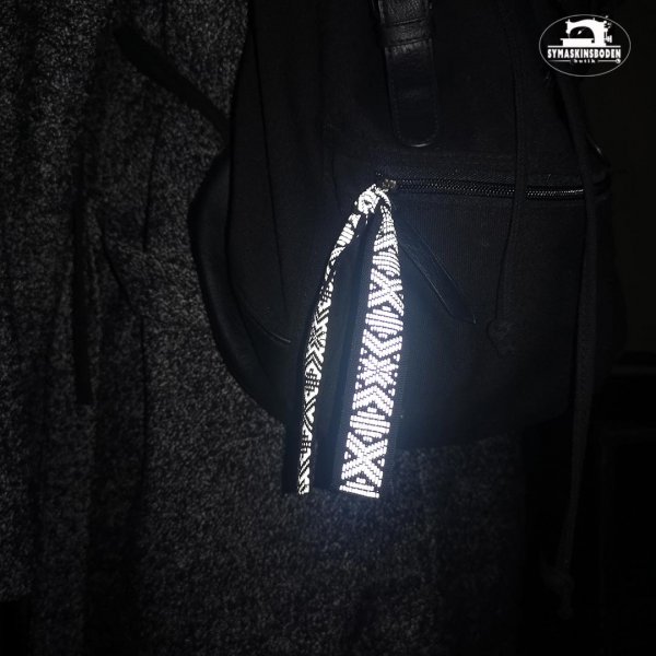 en bild tagen på natten med ett lysande reflexband