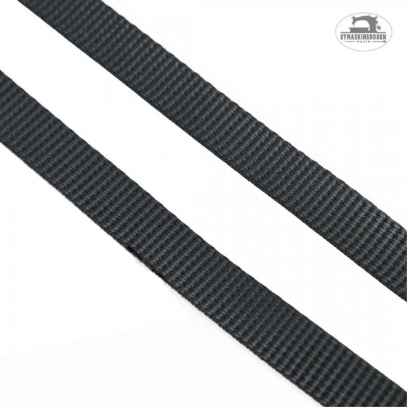 Ett svart band i polyester med randigt vävmönster.