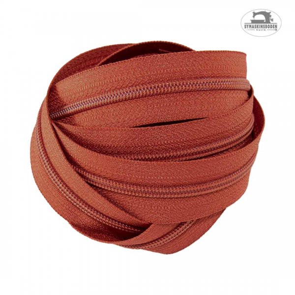 En bunt med rostrött blixtlås