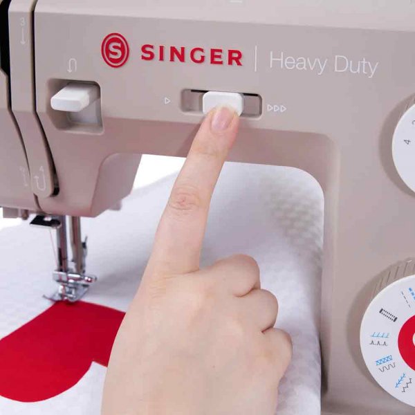 Singer Heavy Duty 4523 symaskin i beige, närbild på hastighetsreglaget i plast på maskinens framsida.