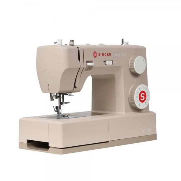Singer Heavy Duty 4523 symaskin i beige, snett framifrån vänster med tryckt modellnamn på maskinkroppen.
