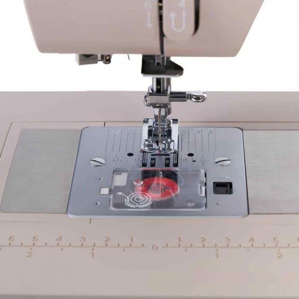 Singer Heavy Duty 4523 symaskin, närbild på syområdet med pressarfot, stygnplåt i metall och transparent spollock.