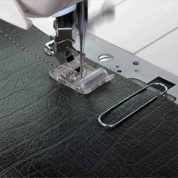 Sy skinn och konstläder med en rullpressarfot för Singer symaskin