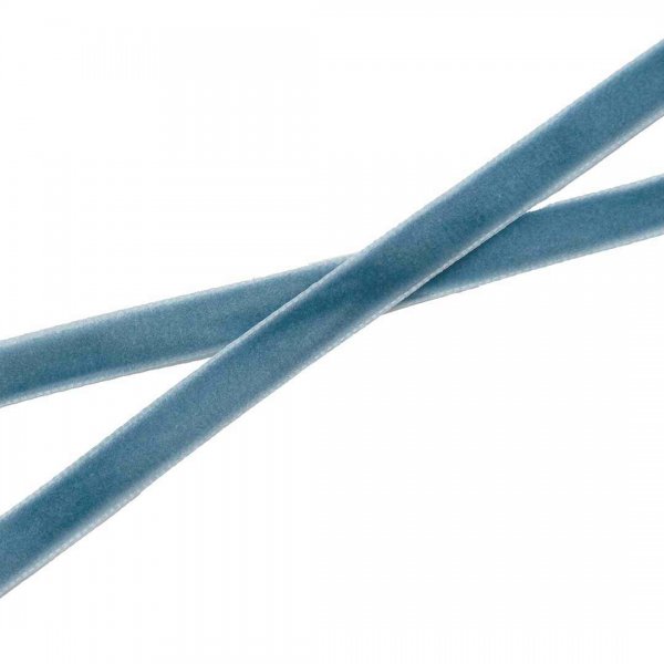 Vackert sammetsband i duvblå färg som har bredden 10mm.