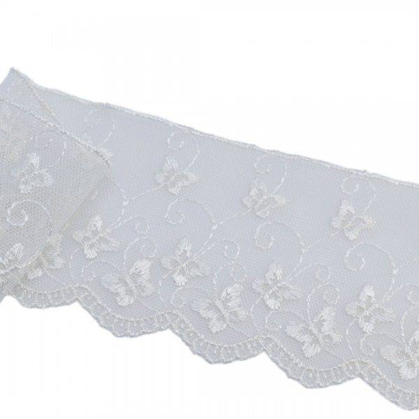 Vacker vit spets med mönster av fjärilar