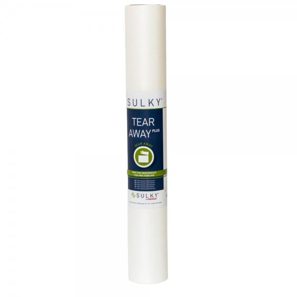 En stående, helt plastförpackad rulle av SULKY TEAR AWAY PLUS brodyrmellanlägg. Rullen är vit med en stor central etikett. Etike