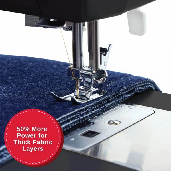 Singer Heavy Duty 4432 Black Edition syr i flera lager denim – en hushållsmaskin byggd för lite kraftigare material