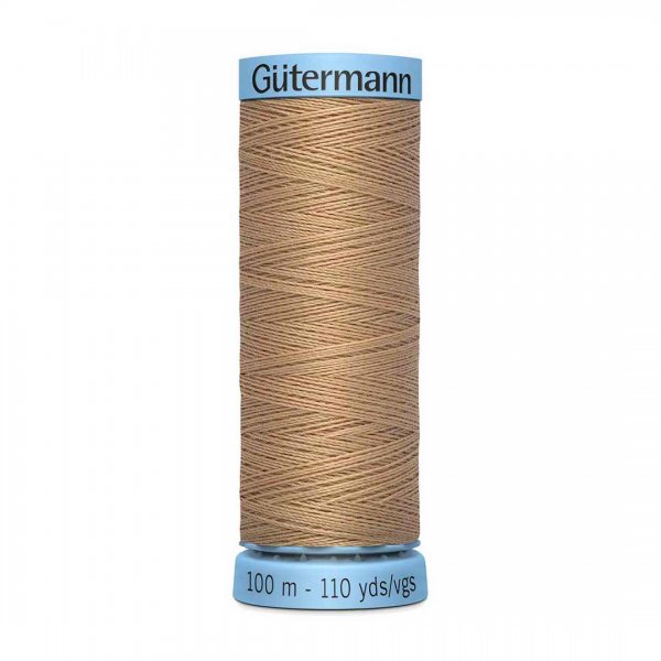 En ljusbrun silkestråd från gutermann.