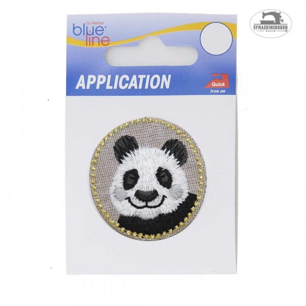 Gulligt tygmärke med en broderad panda.