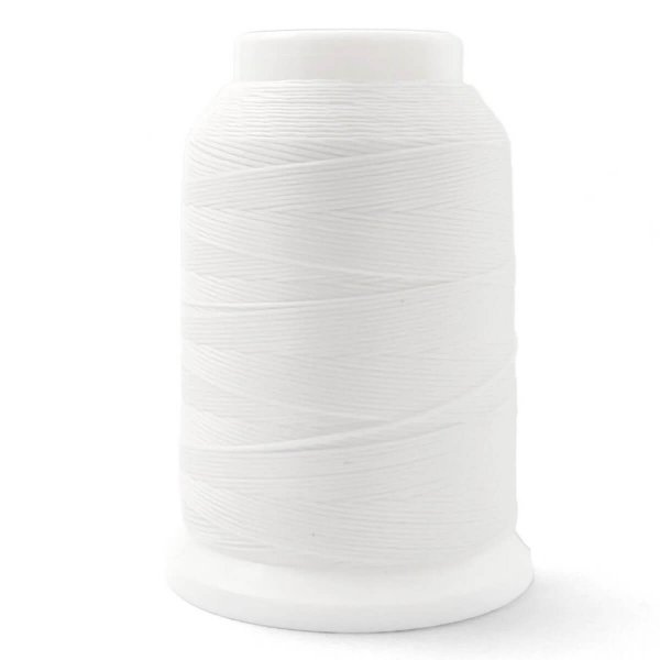 En rulle Baby Lock Woolly Nylon texturerad nylontråd i färgen Vit, frilagd produktbild med vit bakgrund.