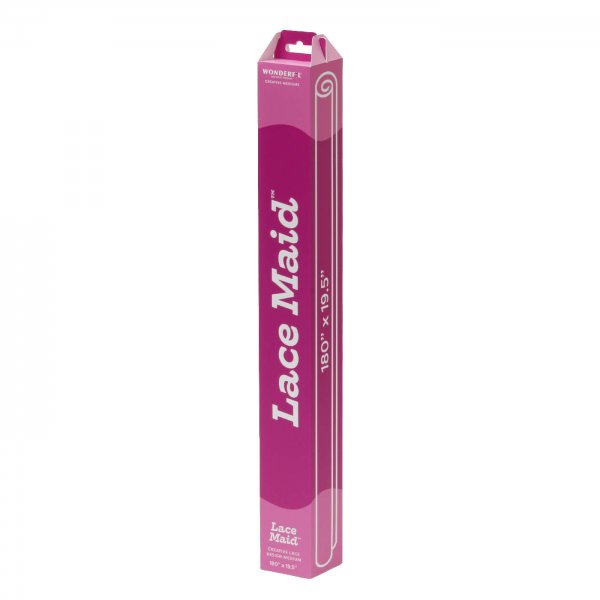 Produktförpackning för Lace Maid™ från WonderFil. En långsmal, vertikal box i magenta med vit text. Förpackningen identifierar p