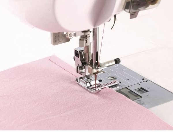 Pressarfot med markeringar för att sy raka sömmar och sömsmåner