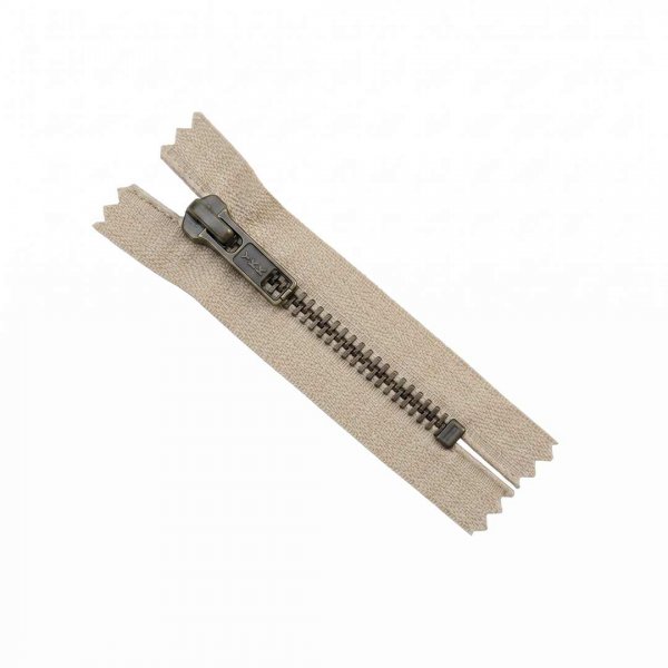 En beige dragkedja i längd 8cm med tänder i metall.