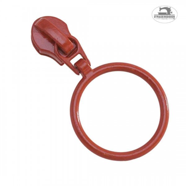 En kläpp med ring i fin rost färg