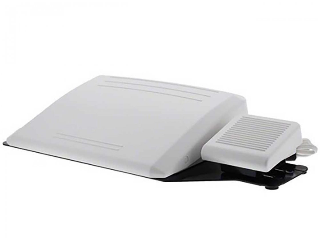 Trådklippspedal monterat på fotreglaget till en Janome MC9480QCP