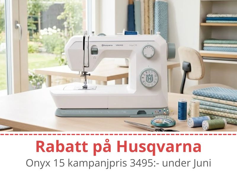 Husqvarna Viking Onyx 15 stående på ett sybord i ett syrum