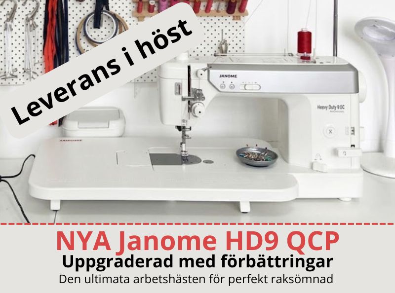 Nya Janome HD9 QCP som står på ett sybord i ett rum