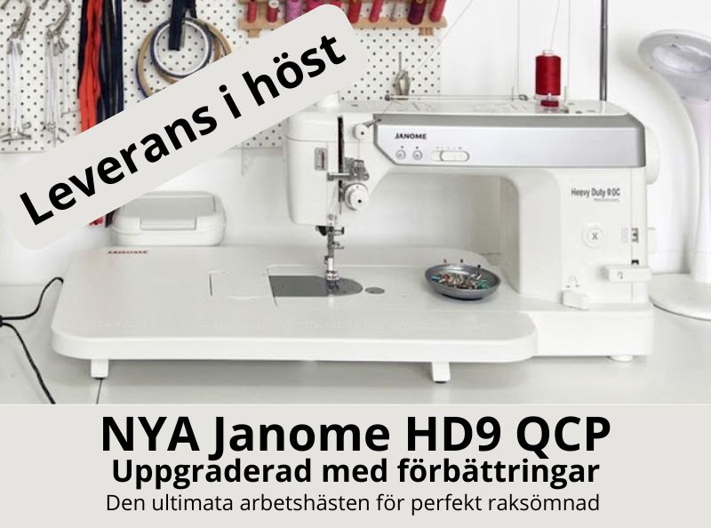 Uppdaterad Janome HD9 QCP fotad på ett arbetsbord i syrummet